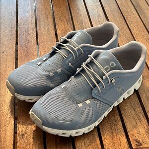 On Cloud 6 gently worn men’s sneakers in Chambray/White Sz 10.5